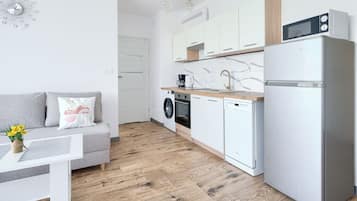 Refrigerador, placa de cocina, tetera/pava eléctrica