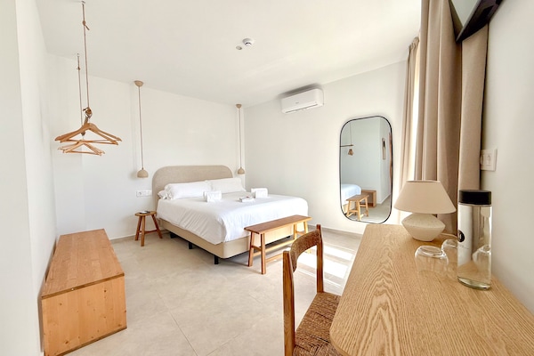 Panoramic Room, 1 Queen Bed, Private Pool, City View | Hypo-allergenic bedding, soundproofing, iron/ironing board, free WiFi