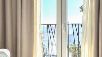 Deluxe tweepersoonskamer, uitzicht op zwembad | Kameruitzicht