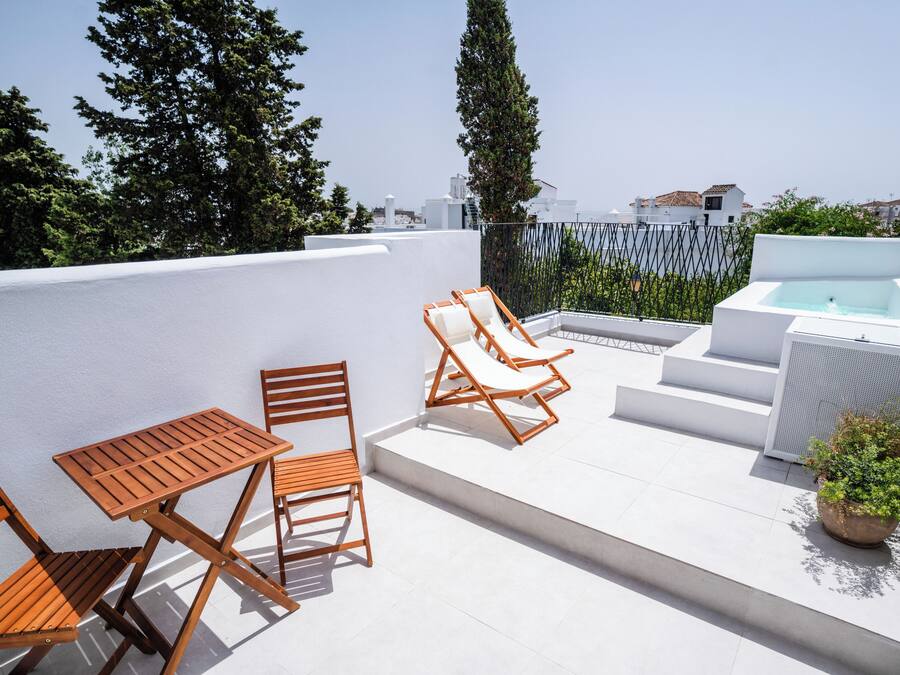 Panoramic Room, 1 Queen Bed, Private Pool, City View | Hypo-allergenic bedding, soundproofing, iron/ironing board, free WiFi