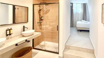 Standard Double Room | Bathroom | Hair dryer, towels, soap, shampoo