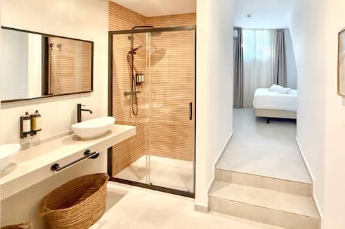 Habitación estándar doble | Baño | Secador de pelo, toallas, jabón y champú