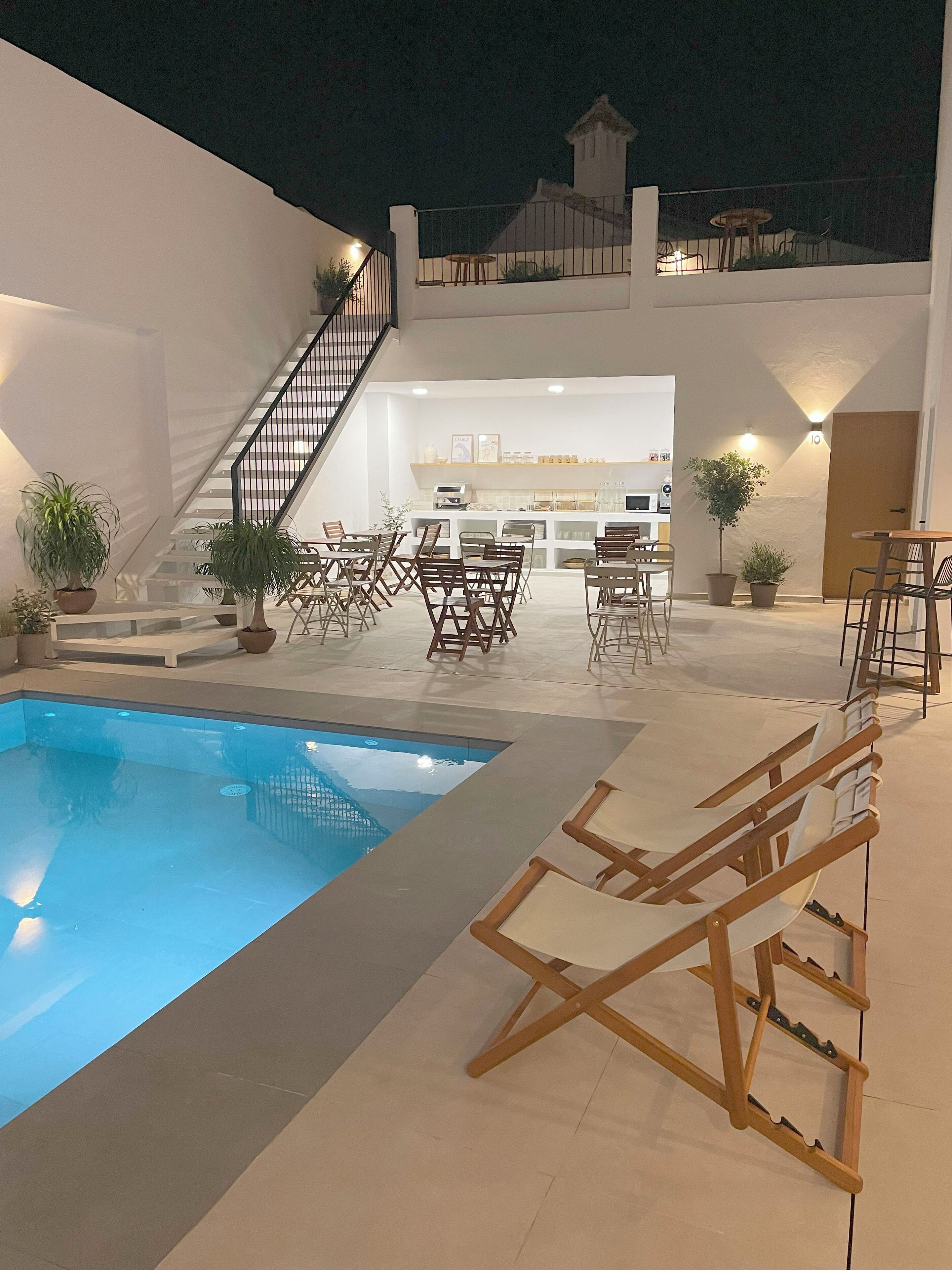 Piscine extérieure, chaises longues