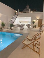 Una piscina al aire libre (de 10:00 a 20:00), tumbonas