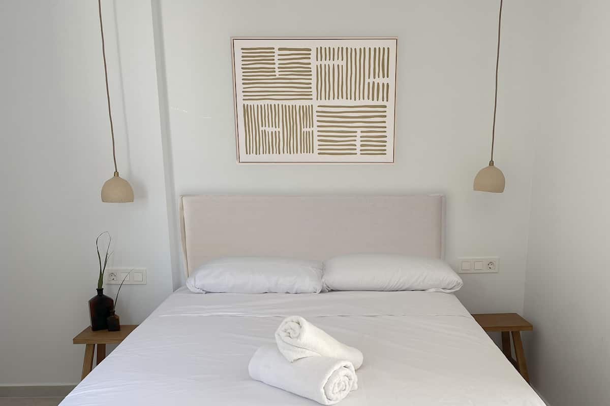 Geluiddichte muren, een strijkplank/strijkijzer, gratis wifi, beddengoed