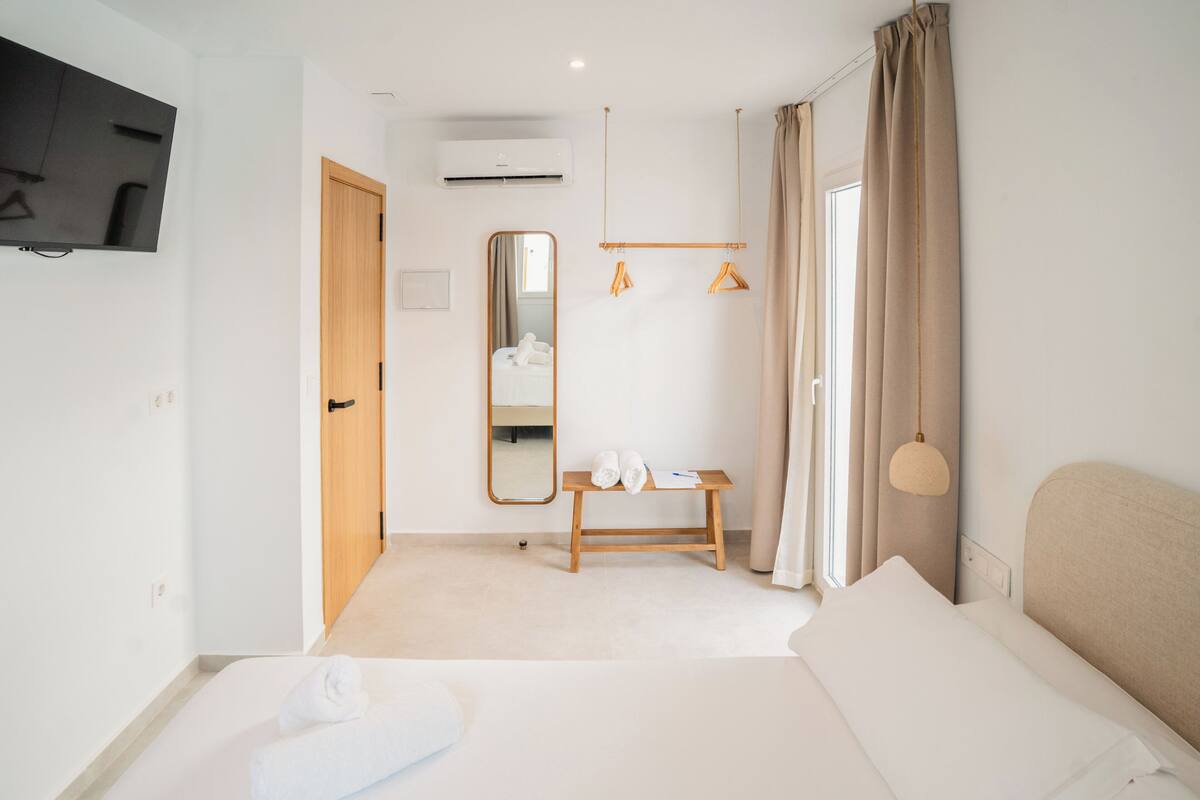 Hypo-allergenic bedding, soundproofing, iron/ironing board, free WiFi