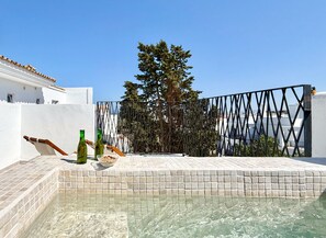 Panoramic-rum - 1 queensize-säng - privat pool - utsikt mot staden | Privat pool