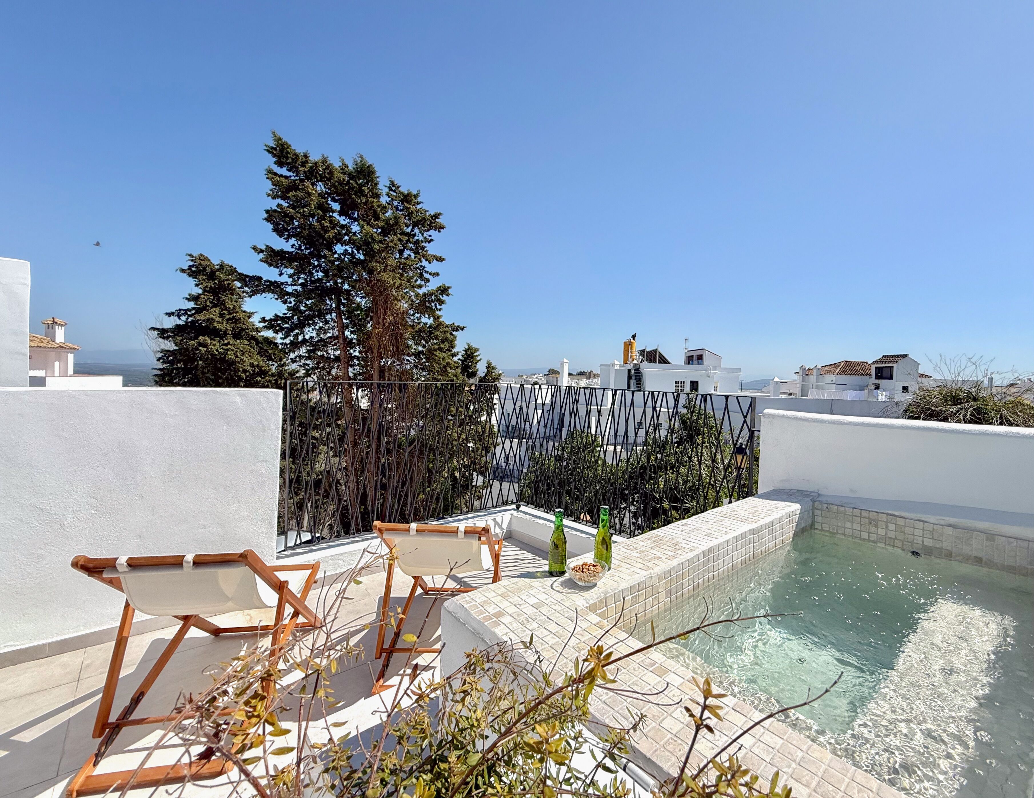 Panoramic-rum - 1 queensize-säng - privat pool - utsikt mot staden | Privat pool