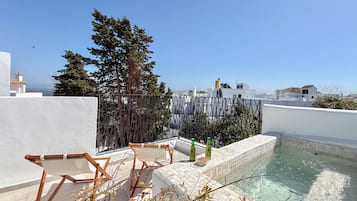 Camera panoramica, 1 letto queen, piscina privata, vista città | Piscina privata