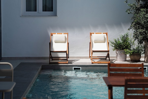 Piscina all'aperto, con ingresso dalle 10:00 alle 20:00, lettini