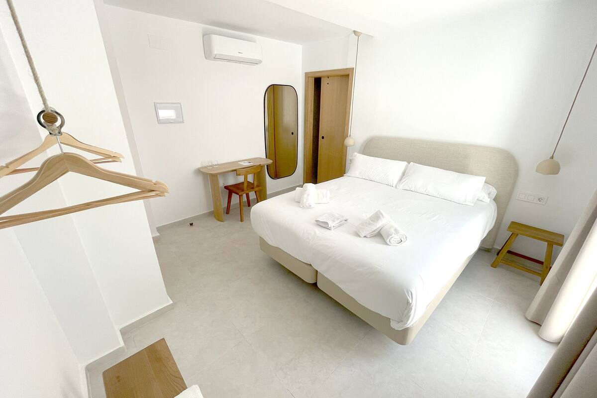Double Room | 1 bedroom, soundproofing, iron/ironing board, free WiFi