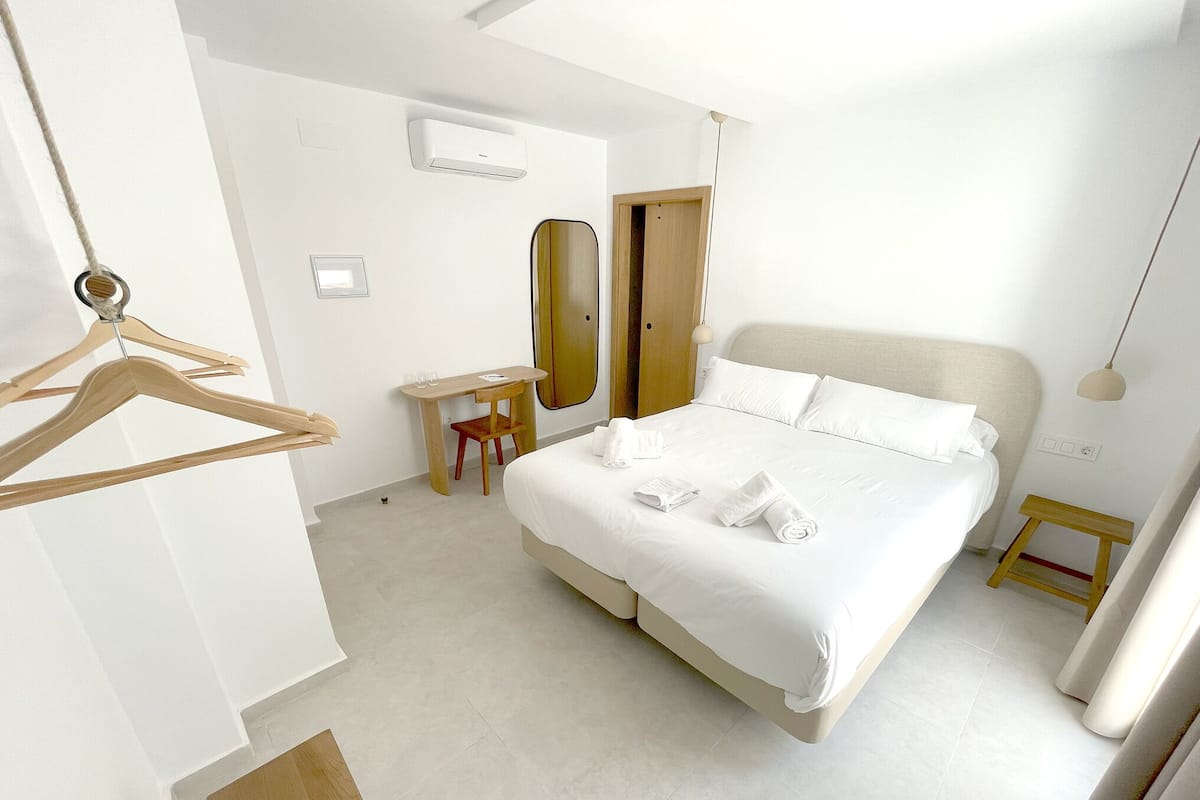 Comfort tweepersoonskamer, terras | Geluiddichte muren, een strijkplank/strijkijzer, gratis wifi, beddengoed
