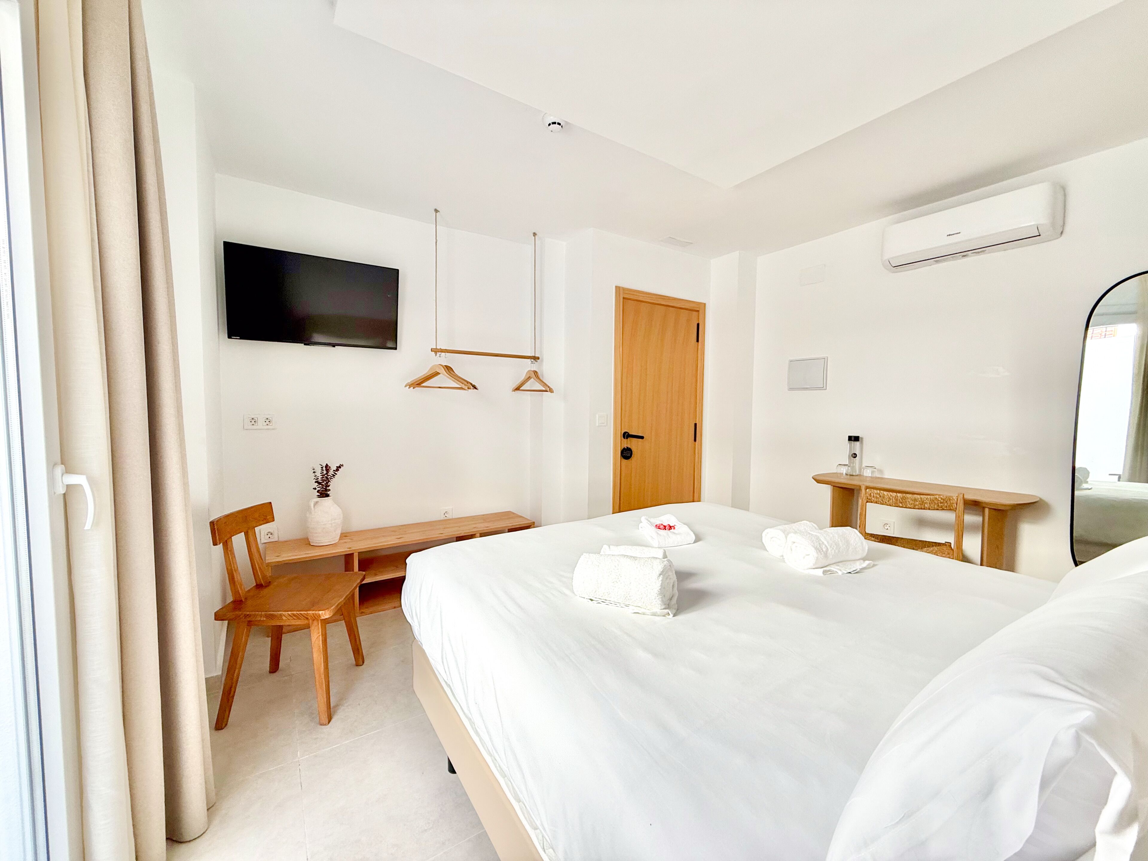 Superior Δίκλινο Δωμάτιο (Double) | Υποαλλεργικά κλινοσκεπάσματα, ηχομόνωση, σίδερο/σιδερώστρα 