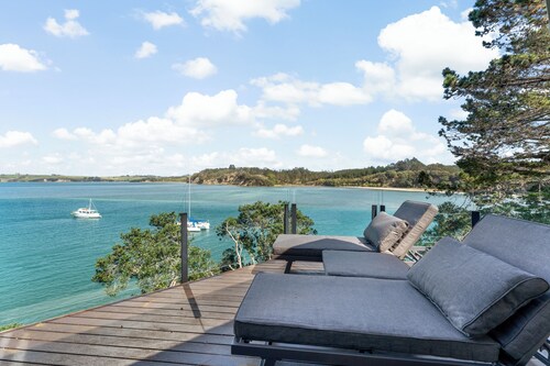 Beachfront House, Stunning Views, Private & Serene