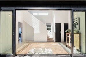 Interior - Beachfront House, Stunning Views, Private & Serene (Whangaparāoa)