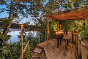 Property grounds - Beachfront House, Stunning Views, Private & Serene (Whangaparāoa)