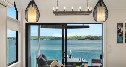 Beachfront House, Stunning Views, Private & Serene