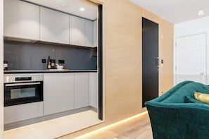 Refrigerador, horno, placa de cocina, lavavajillas