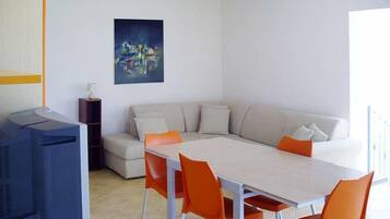 Apartment, Garden View | Living area | 32-inch flat-screen TV with cable channels