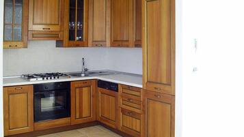 Apartment, Garden View | Private kitchen | Fridge, oven, stovetop, cookware/dishes/utensils