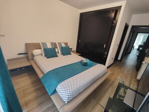 3 chambres, fer et planche à repasser, Wi-Fi, draps fournis