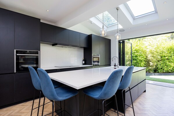 Kylskåp, mikrovågsugn, diskmaskin och brödrost