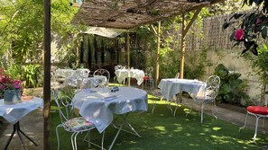Outdoor dining - Vila Camélia - Amantes Suite with balcony (Porto)