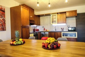 Kjøleskap, mikrobølgeovn, ovn og oppvaskmaskin