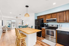 Jääkaappi, uuni, liesi, astianpesukone