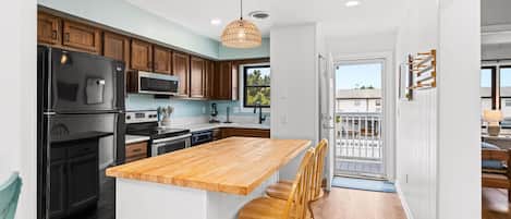 Jääkaappi, uuni, liesi, astianpesukone