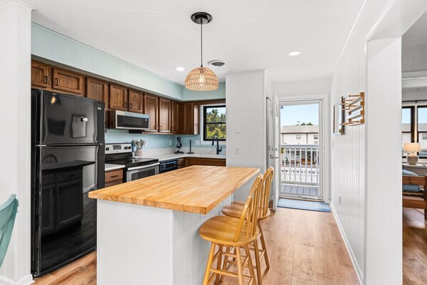 Fridge, oven, stovetop, dishwasher