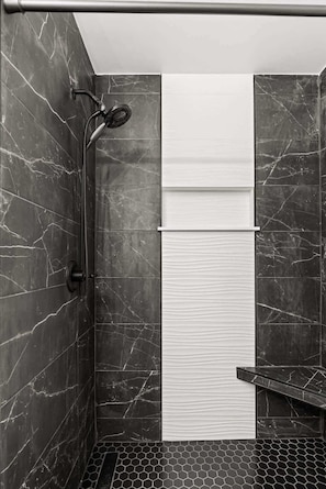 Dusche, Haartrockner, Shampoo