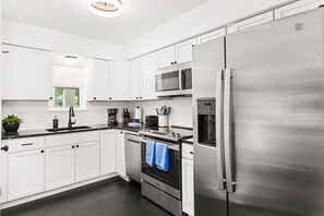 Geladeira, micro-ondas, fogão, cooktop