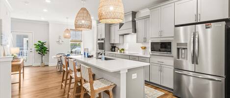 Réfrigérateur, four à micro-ondes, un four, surface de cuisson