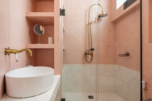 Lejlighed - 3 soveværelser - køkken - byudsigt | Badeværelse | Bruser, gratis toiletartikler, hårtørrer, håndklæder