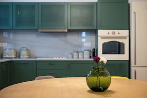 Appartement, 3 slaapkamers, keuken, uitzicht op de stad | Dineren op de kamer