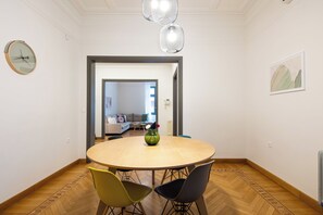 Appartement, 3 slaapkamers, keuken, uitzicht op de stad | Dineren op de kamer