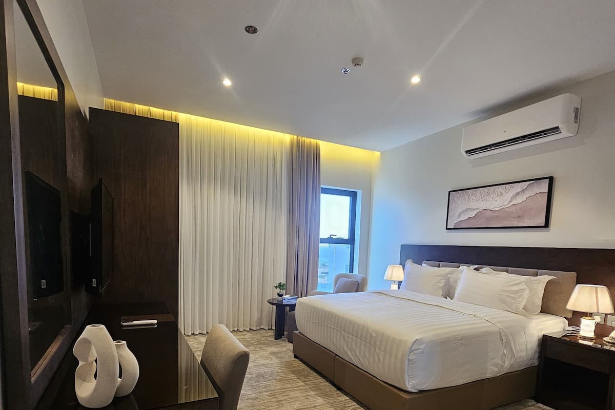 Luxe kamer, uitzicht op strand | Een bureau, een laptopwerkplek, een strijkplank/strijkijzer, gratis wifi