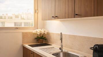 Comfort Studio, City View | Private kitchen | Mini-fridge, microwave, stovetop, espresso maker