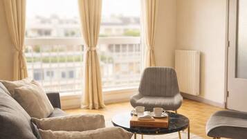 Estudio Confort, vistas a la ciudad | Zona de estar | Smart TV de 80 cm con canales digitales