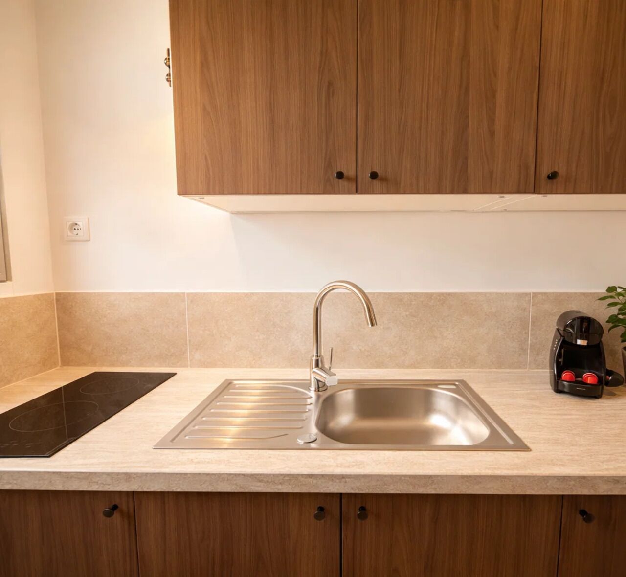 Estudio Confort, vistas a la ciudad | Cocina privada | Frigorífico pequeño, microondas y placa de cocina