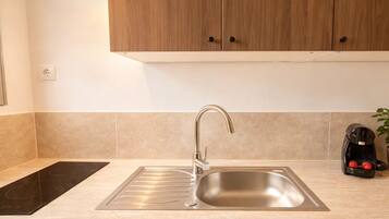 Estudio Confort, vistas a la ciudad | Cocina privada | Frigorífico pequeño, microondas y placa de cocina