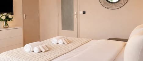 Studio Confort, vue ville | Coin séjour | TV connectée de 80 cm avec chaînes numériques