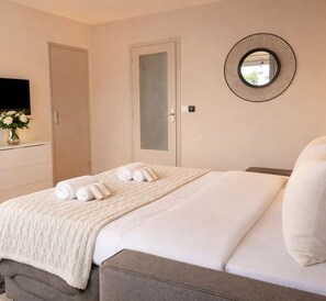 Comfort Studio, City View | Living area | 80-cm Smart TV with digital channels - 1551 Convention (Paris)