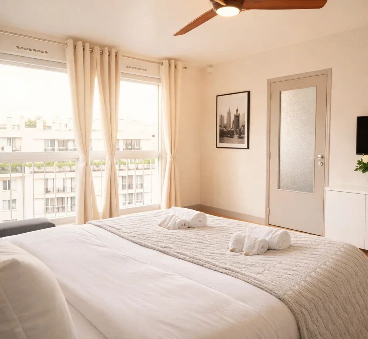 Comfort-Studio, Stadtblick | Wohnbereich | 80-cm-Smart-TV mit Digitalempfang