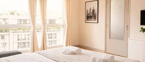 Comfort-Studio, Stadtblick | Wohnbereich | 80-cm-Smart-TV mit Digitalempfang