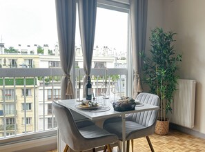 Comfort Studio, City View | Dining room - 1551 Convention (Paris)