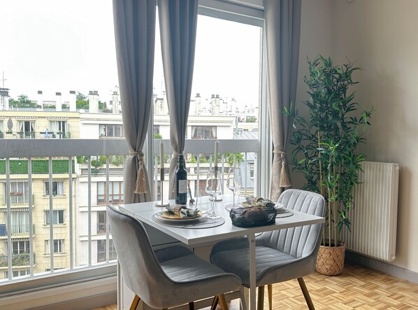 Comfort Studio, City View | Dining room