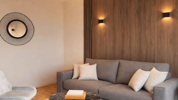 Estudio Confort, vistas a la ciudad | Zona de estar | Smart TV de 80 cm con canales digitales