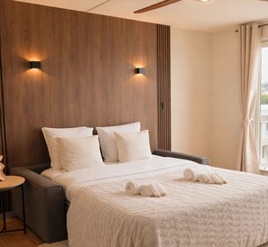 Comfort Studio, City View | Living area | 80-cm Smart TV with digital channels - 1551 Convention (Paris)